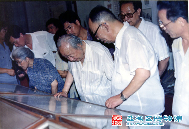 1995年钱伟长副委员长参观我馆