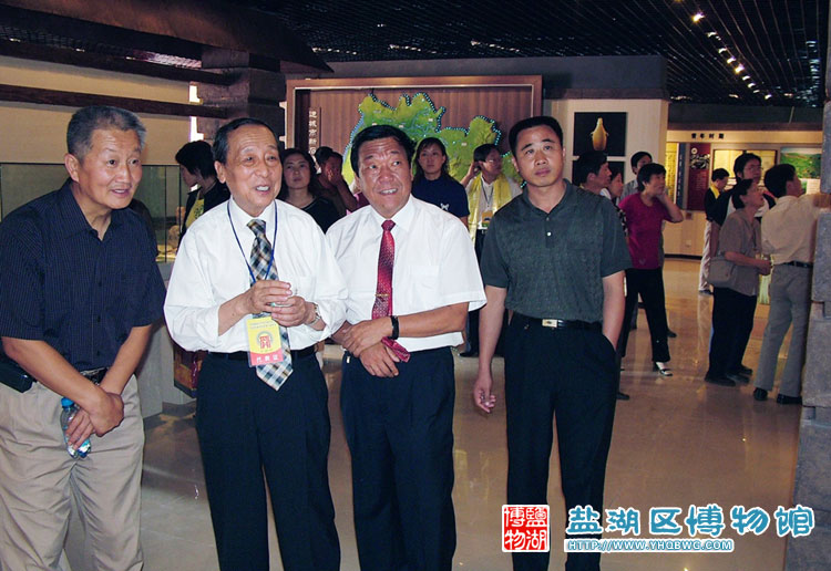 2005年清华大学教授李学勤参观我馆虞舜文化展