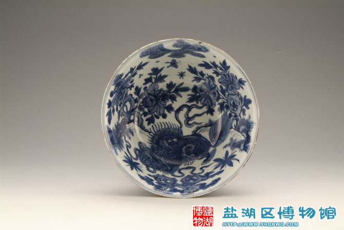 青花狮子绣球瓷碗