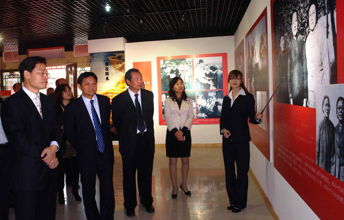 2011年10月，盐湖区委书记王志峰、区长王吉敏、副书记郭一民、宣传部长黄亚平参观“德孝文化展览”