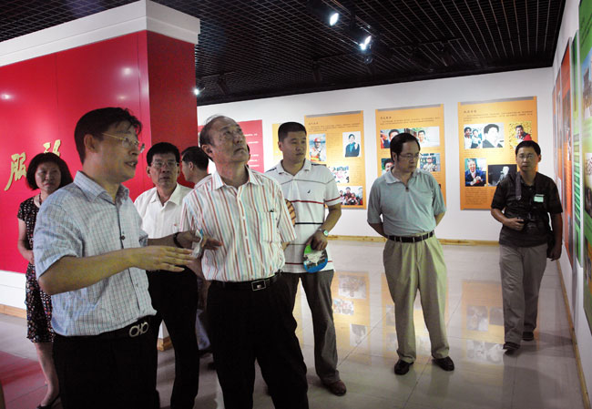 2012年8月8日，全国政协副主席厉无畏在区委书记王志峰陪同下在我馆视察